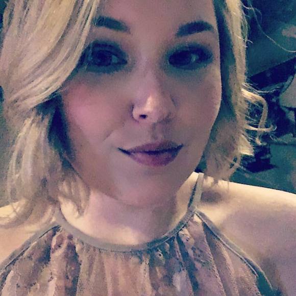 Meet your Posher, Stephanie - Picture 1 of 1